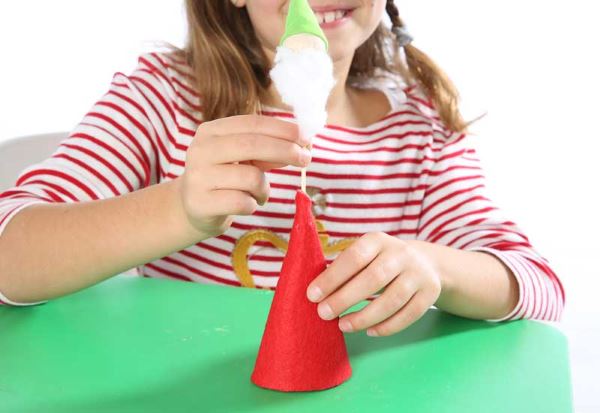 Manualidad infantil para fabricar adornos de Navidad con duendes paso 9