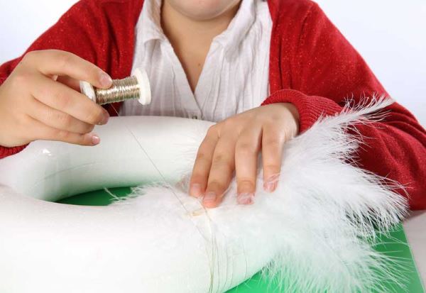 Manualidad infantil para fabricar una corona de Adviento con plumas para Navidad paso 1