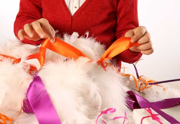 Manualidad infantil para fabricar una corona de Adviento con plumas para Navidad paso 2
