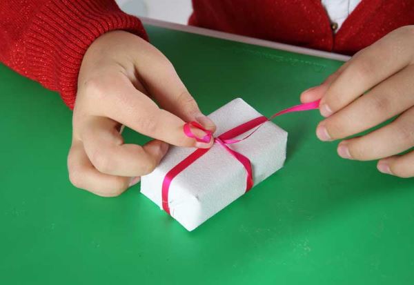 Manualidad infantil para fabricar una corona de Adviento con plumas para Navidad paso 3