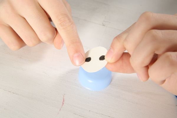 Manualidad infantil para fabricar huevos buceadores paso 3