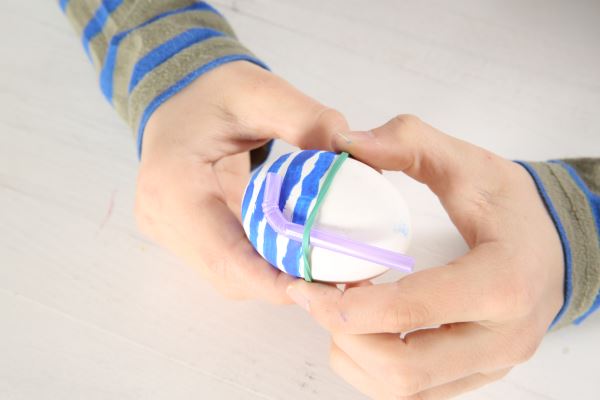 Manualidad infantil para fabricar huevos buceadores paso 6
