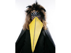 Manualidad infantil para fabricar un disfraz de cuervo para halloween paso 5