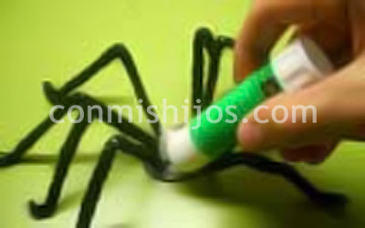 Manualidades infantiles. Araña peluda. Paso 4