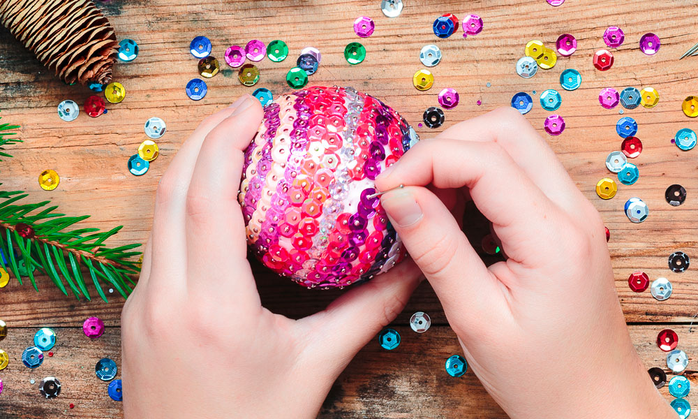 Bola de Navidad con lentejuelas. Divertidas manualidades para niños