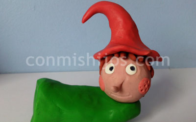 Manualidades. Duende de Papá Noel de plastilina. Paso 5