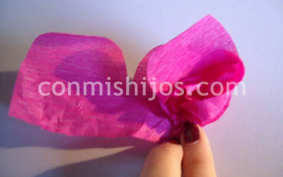 Manualidades infantiles. Flor de papel pinocho. Paso 5