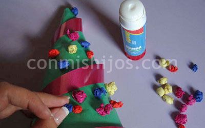 Manualidades. Árbol de Navidad de cartulina. Paso 4