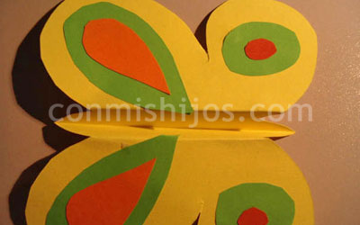 Manualidades. Móvil de mariposas. Paso 4