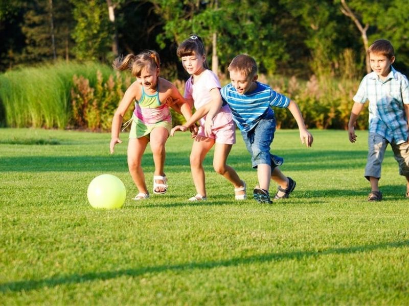 niños jugando al aire libre 