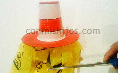 Sombrero de payaso. Manualidad con reciclados para niños 4