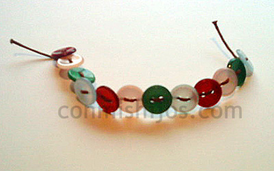 Manualidad infantil. Pulsera de botones 5