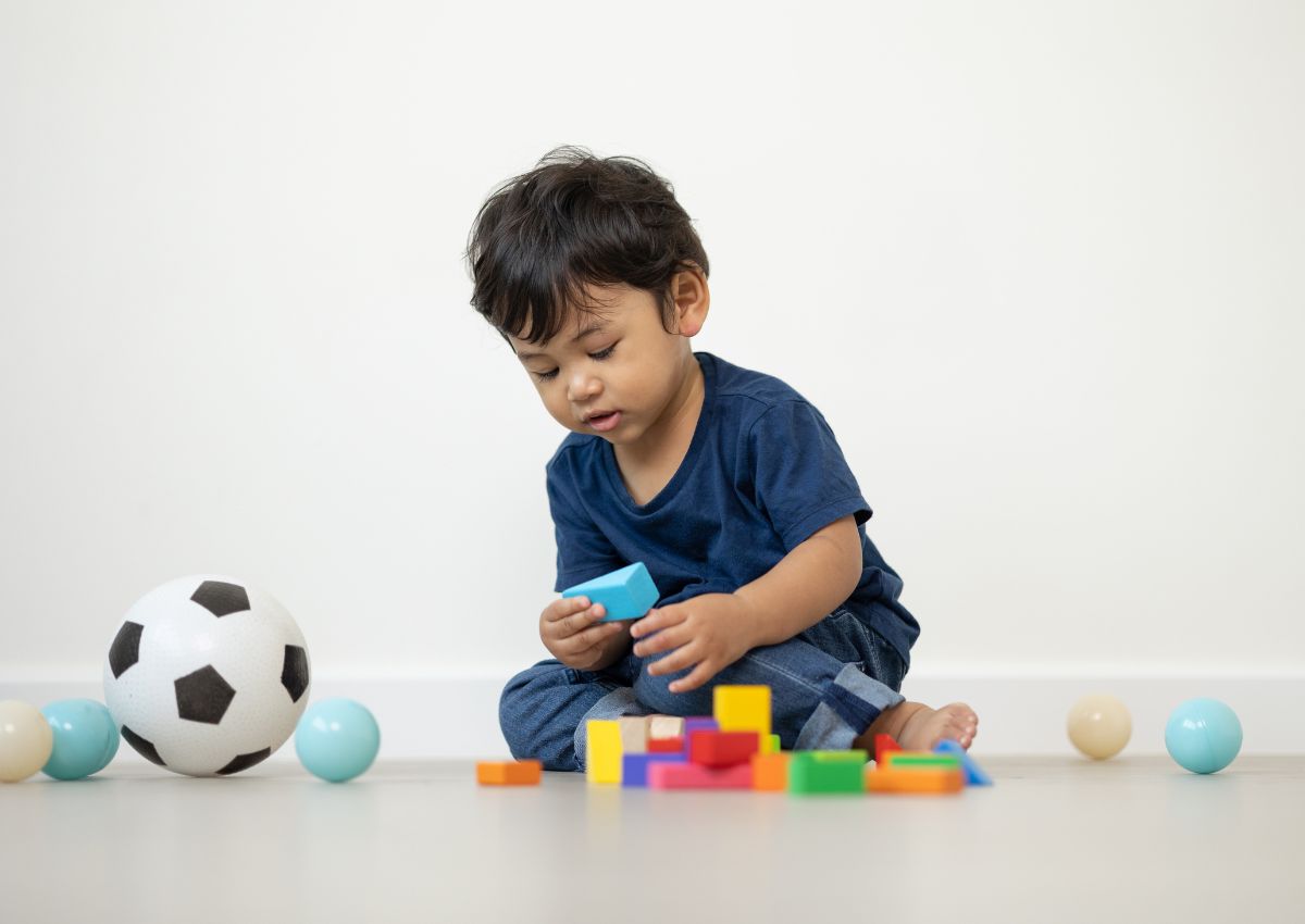 Pequeño Niño 4 Años, Jugando Con Un Gran Número De Juguetes