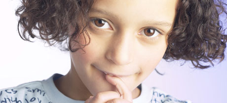 Niña mordiéndose las uñas