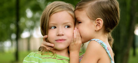 Niños charlatanes que no paran de hablar en clase