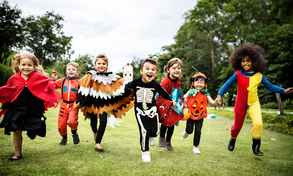 planes con niños en halloween