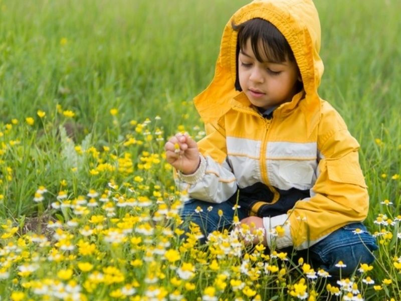 niños cogiendo flores