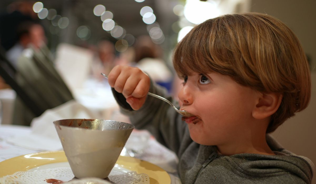 Lo que ocurre si un niño cena tarde