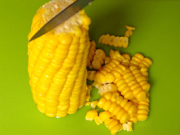 Receta infantil de tortitas de calabacín con maíz paso 3