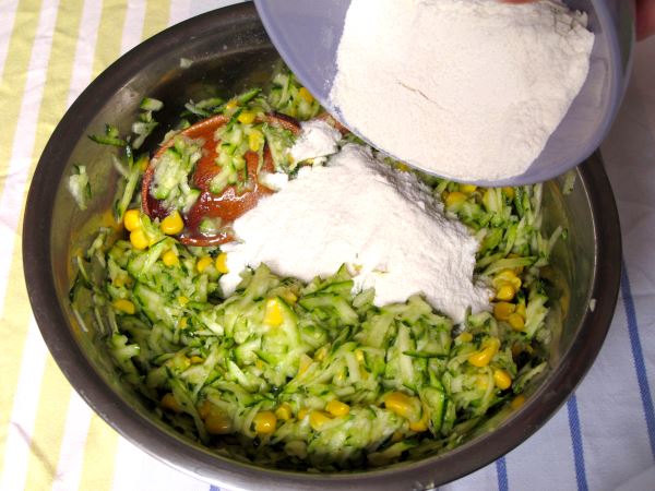 Receta infantil de tortitas de calabacín con maíz paso 5