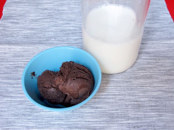 Receta infantil de batido de chocolate paso 1