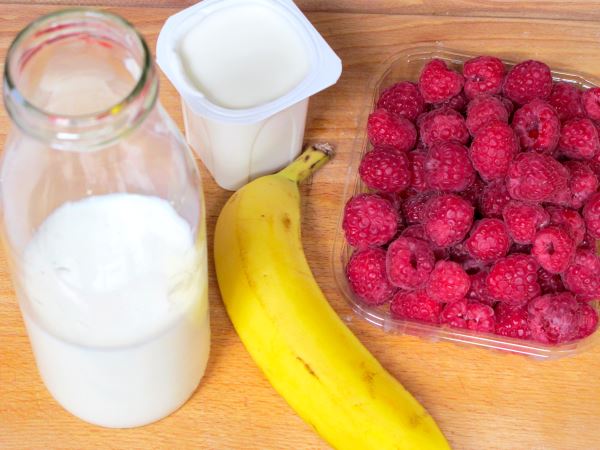 Receta infantil de batido de frambuesa y plátano paso 1