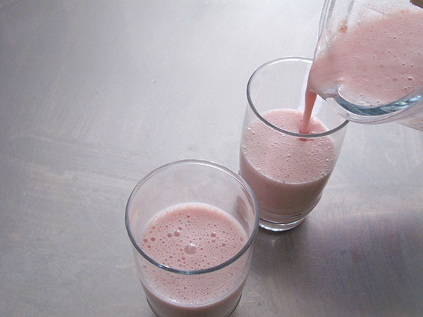 Receta infantil de batido de plátano y fresas paso 10