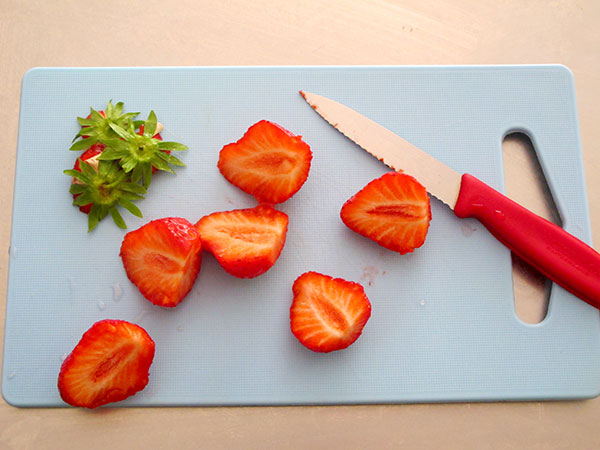 Receta infantil de batido de plátano y fresas paso 2