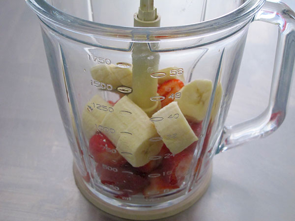 Receta infantil de batido de plátano y fresas paso 4