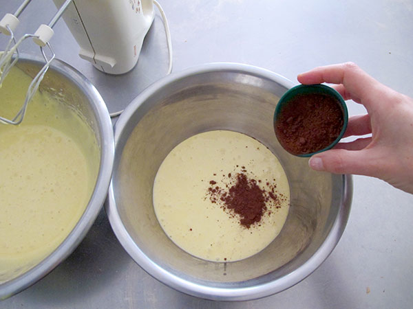 Receta infantil de biscocho amarmolado paso 8