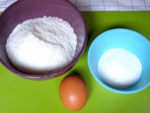 Receta infantil de bolitas de coco paso 1