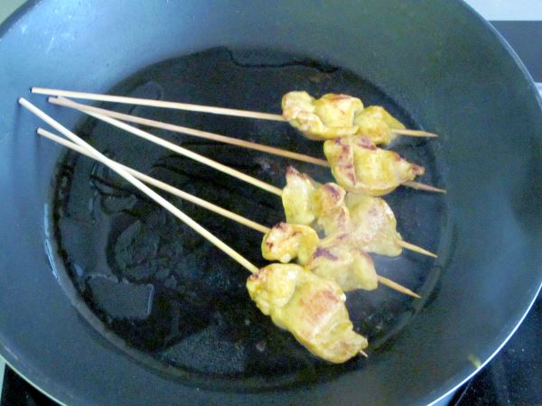 Receta-infantil-brocheta-pollo-salsa-cacahuete-paso10