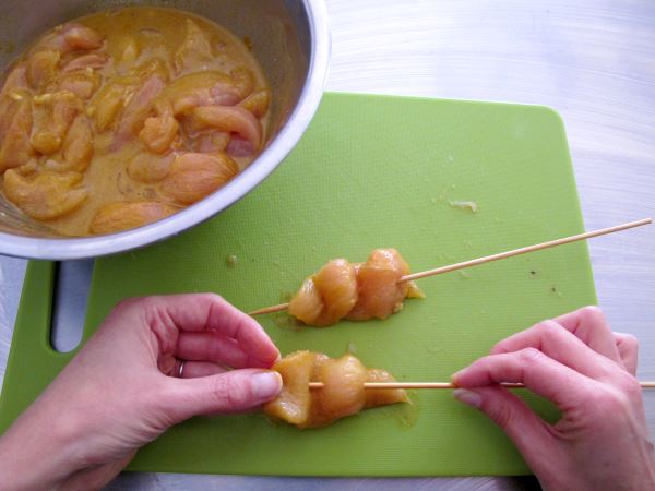 Receta infantil de brochetas de pollo son salsa de cacahuetes paso 8