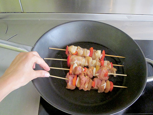 Receta infantil de brochetas de carne paso 21