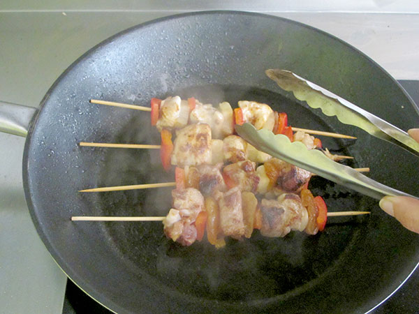 Receta infantil de brochetas de carne paso 22