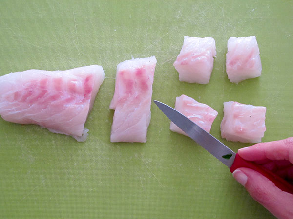 Receta infantil de brochetas de pescado paso 7