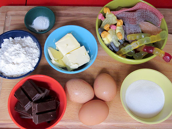 Receta infantil de calderos de chocolate con golosinas paso 1