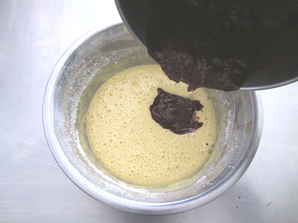 Receta infantil de calderos de chocolate con golosinas paso 5