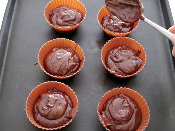 Receta infantil de calderos de chocolate con golosinas paso 6