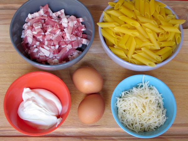 Receta infantil casera de pasta carbonara paso 1