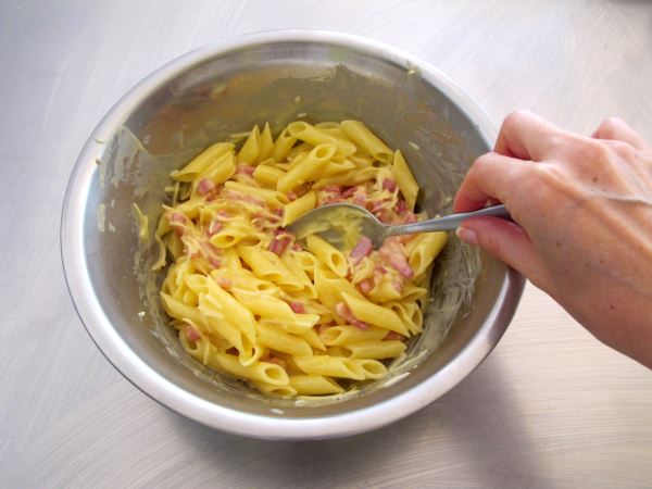 Receta infantil casera de pasta carbonara paso 6