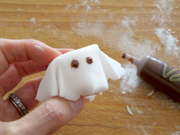 Receta infantil de chupachus fantasma para Holloween paso 12