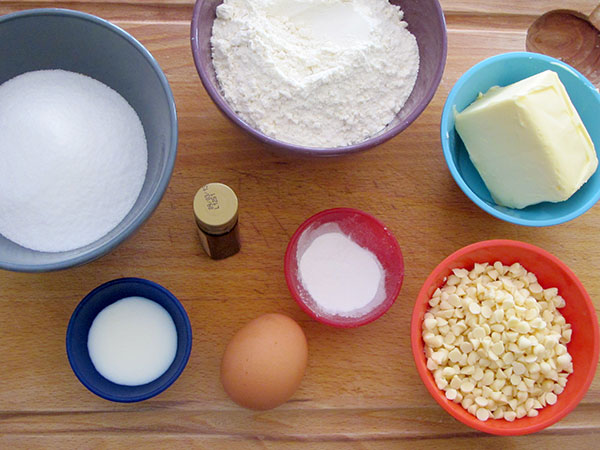 Receta infantil de cookies de chocolate blanco paso 1 