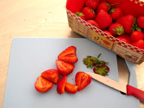 Receta infantil de crema de fresas con miel paso 2