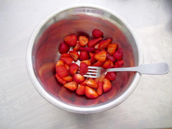 Receta infantil de crema de fresas con miel paso 3