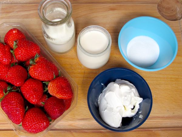 Receta infantil de crema de fresas y vainilla paso 1