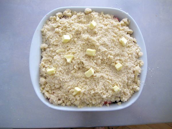 Receta de crumble de frutos rojos y chocolate blanco paso 9