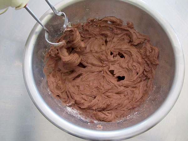 Receta infantil de cúpula de chocolate llena de sorpresas paso 10