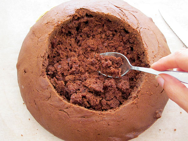 Receta infantil de cúpula de chocolate llena de sorpresas paso 12