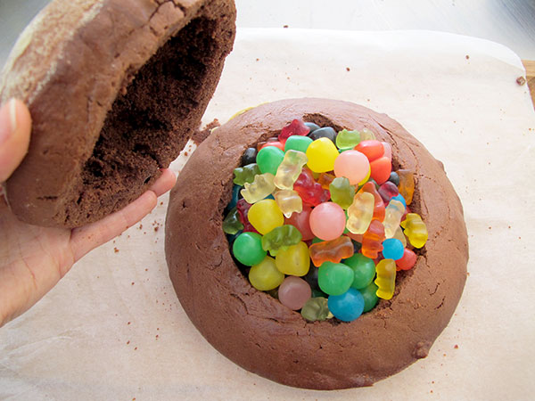Receta infantil de cúpula de chocolate llena de sorpresas paso 15